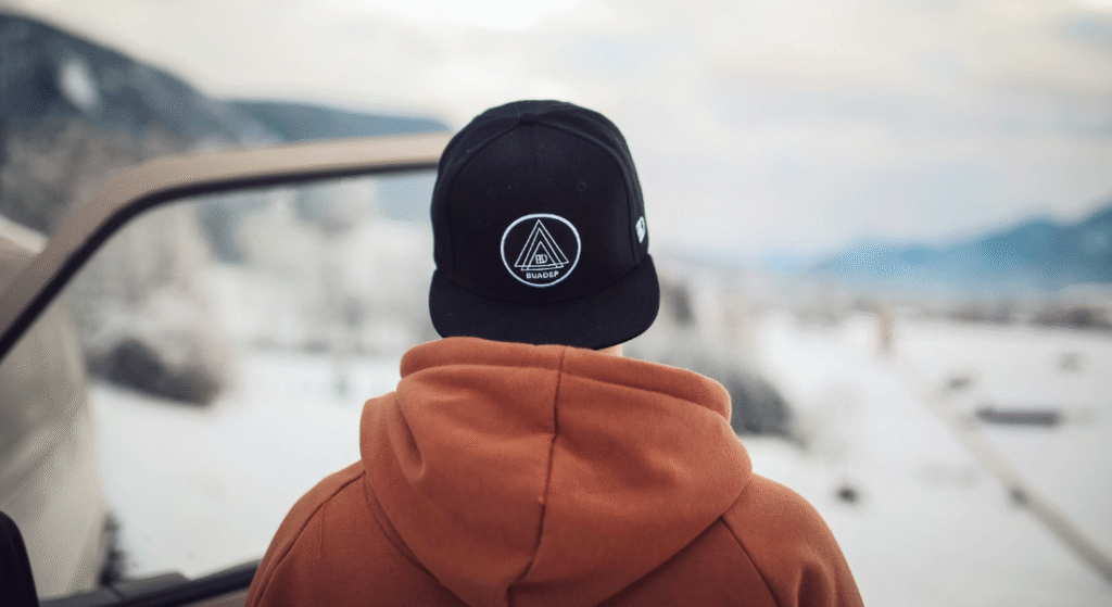Homme casquette en arrière