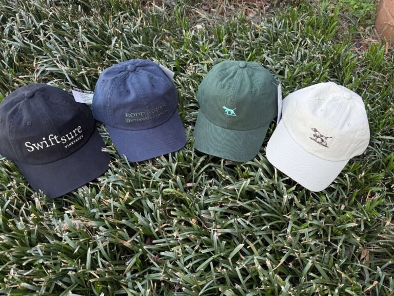 4 casquettes personnalisées posé sur de l'herbe